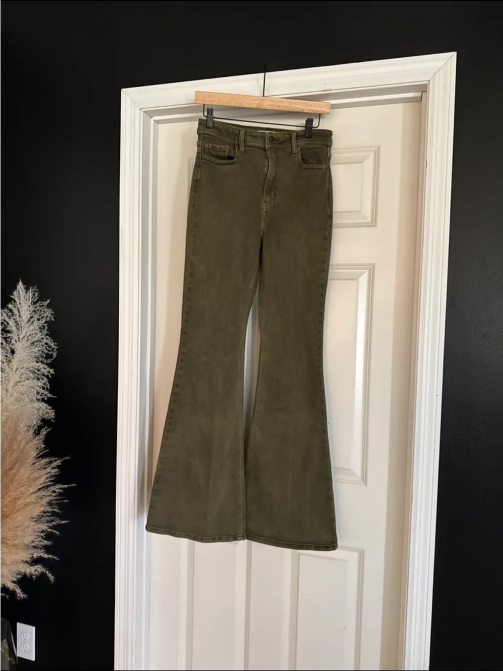 Carly Jean Los Angeles Austin Flare Jeans in Olive Green size 7